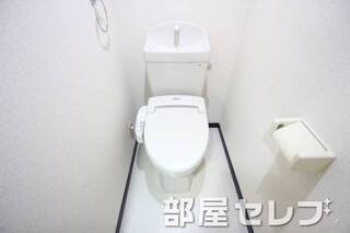 清潔感のあるクロスのトイレです。