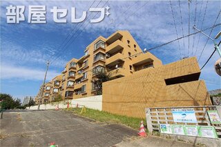 タイル貼りの堂々とした外観。