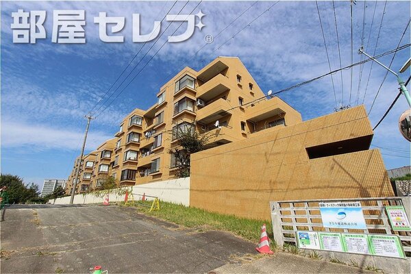 タイル貼りの堂々とした外観。