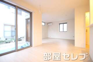 白基調のリビングです。