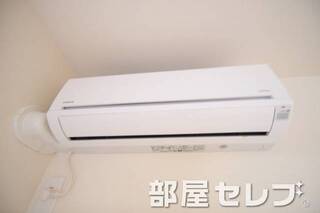 真っ白なエアコンです。
