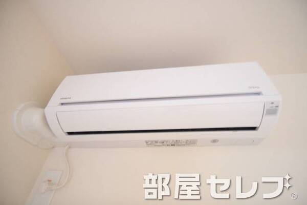 真っ白なエアコンです。