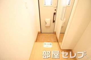 廊下から見た玄関です。