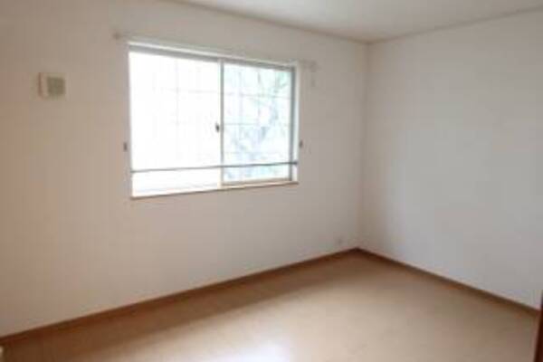 明るい日差しの入る洋室です。