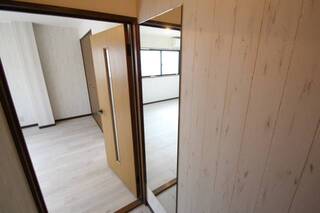 玄関横の鏡が便利です。