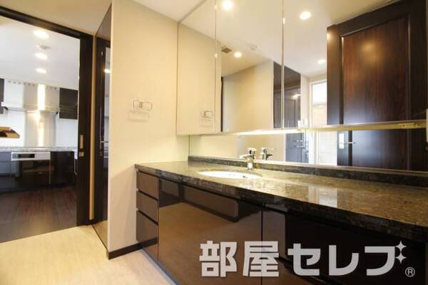 広く使用ができる洗面台。