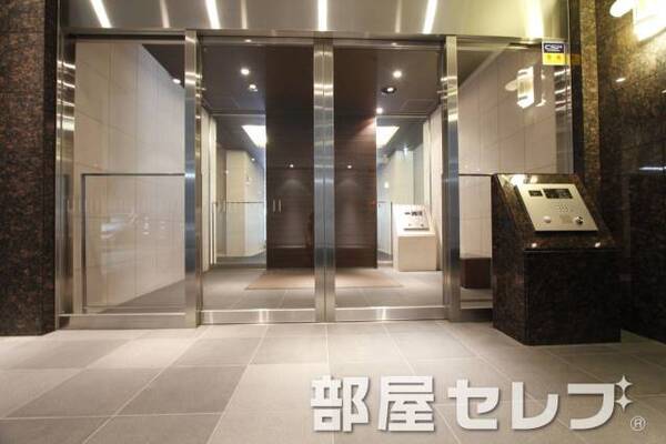 オートロック完備。