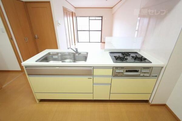 3つ口コンロのシステムキッチンです。