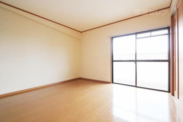 広めの洋室は日当たりもいいです。
