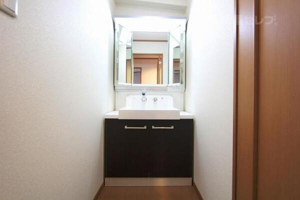 オシャレな独立洗面台です。