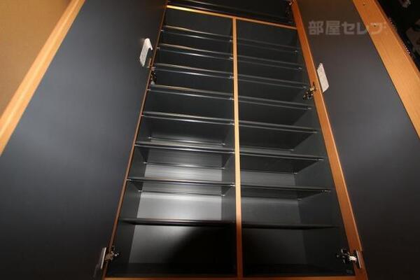 下駄箱あります。