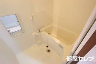 ゆったり浴室は鏡付きです。