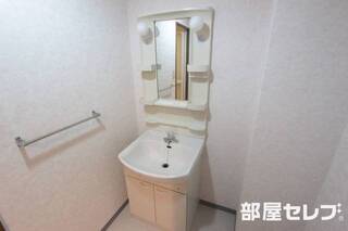 脱衣所に独立洗面台です。