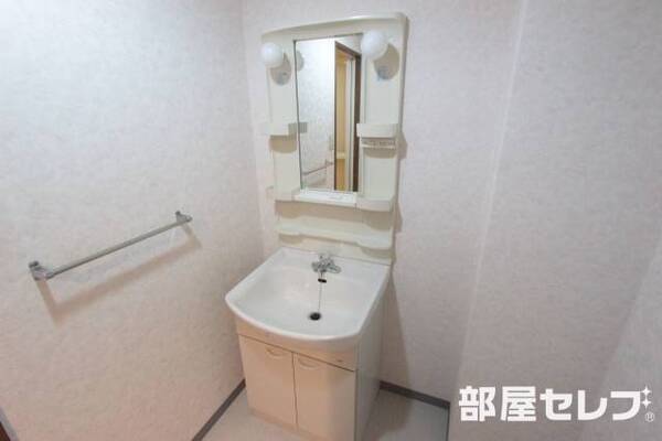 脱衣所に独立洗面台です。