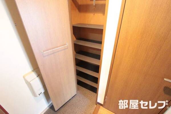 履物はこちらへ。