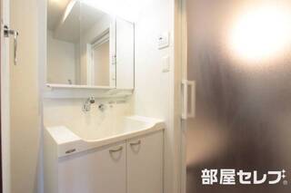 洗面台にも収納があります