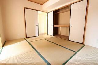 和室にも大きく収納が確保されています。