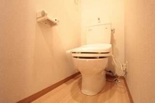 清潔なトイレのあるお部屋は