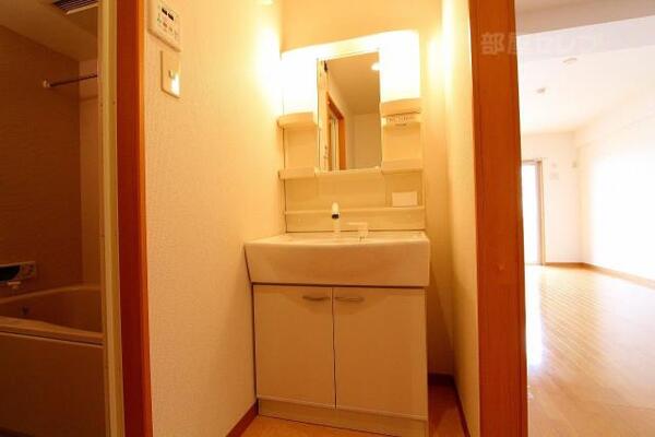 独立洗面化粧台があります。