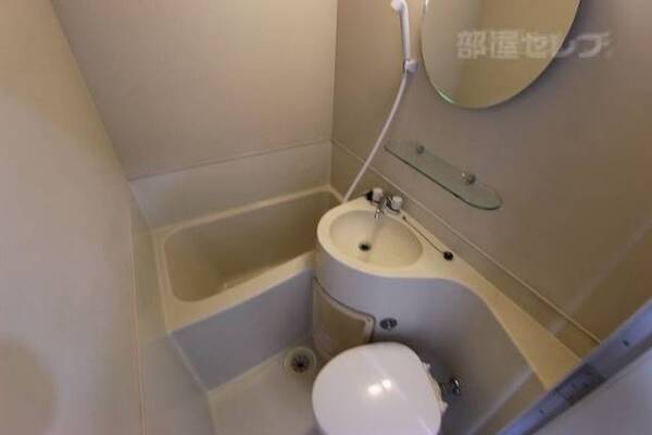 バス、トイレ同室です