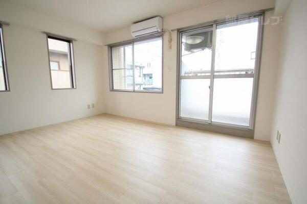 窓が多いお部屋です。