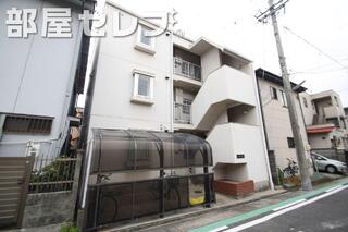 3階建てのマンション。
