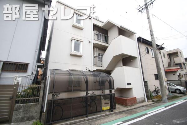 3階建てのマンション。