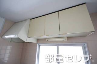 キッチン上部収納。