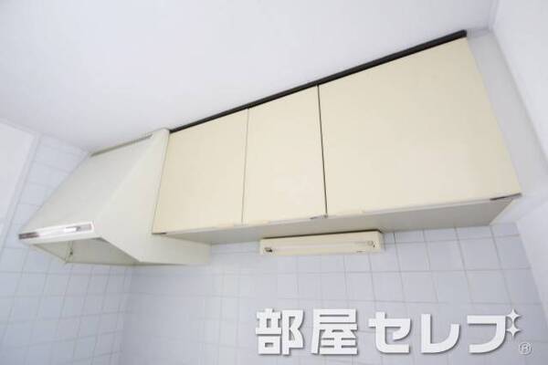 キッチン上部収納。