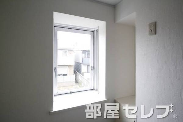 出窓。