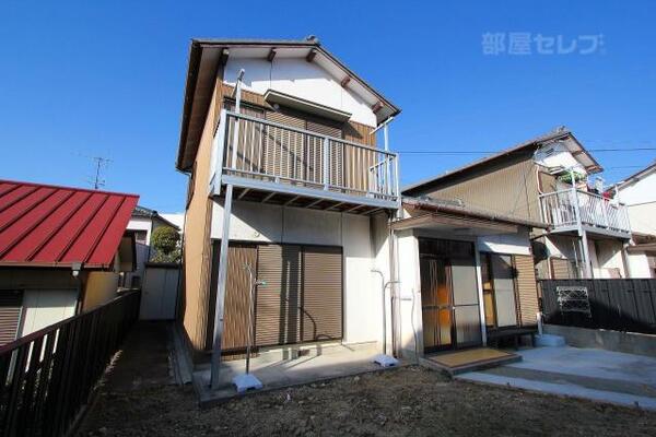 駐車場から入って奥にある建物です。