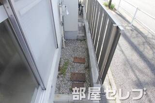 玄関先です。自転車置けます。