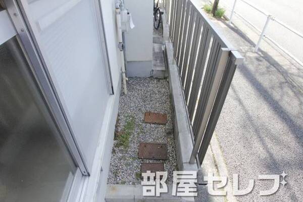玄関先です。自転車置けます。