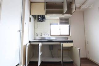 キッチンの収納力も良好です　※5Eのお部屋です