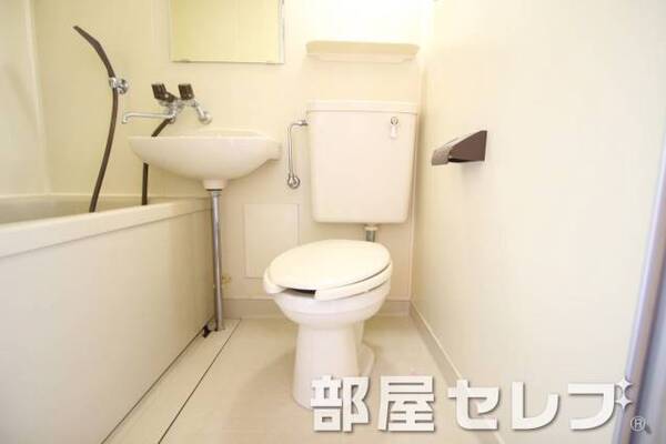 トイレで考え事でも。