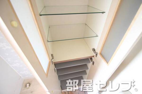 下駄箱あります。