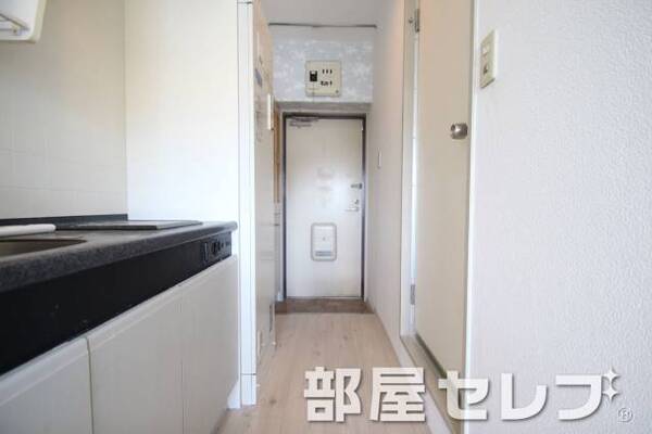 洋室から玄関方面の写真。