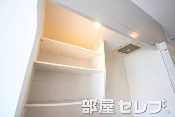 キッチン上部収納。