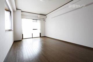 出窓がある明るく大きなお部屋です。