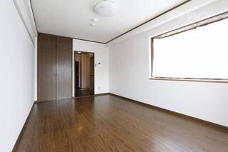 出窓がある明るく大きなお部屋です。