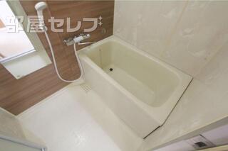 優しい壁紙のバスルーム。