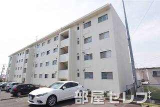 4階建てマンション。