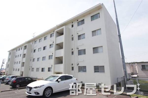 4階建てマンション。