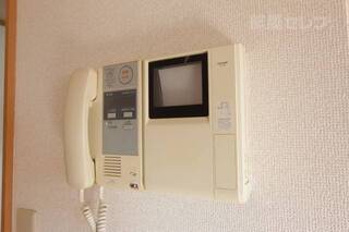 玄関インターホンはテレビモニター付です。