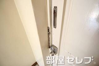 玄関チェーンあり。