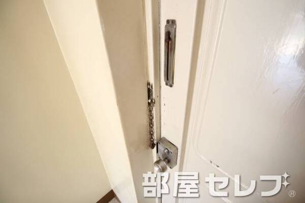 玄関チェーンあり。