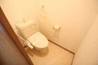 温水洗浄便座のついたトイレです