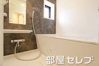 窓がある浴室で換気も楽々です。