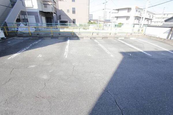 普通車が停められる駐車場です。