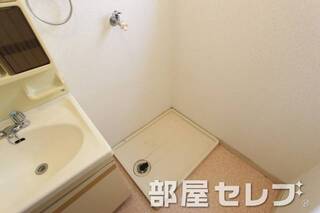 きれいな室内洗濯機置場です。
